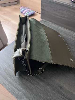 Bolso verde con cadena