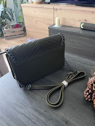 Bolso verde con cadena