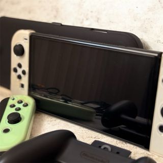 Nintendo Switch OLED Beige y Multicolor
