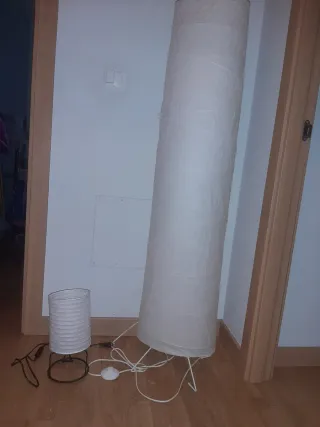 Lámpara de pie y mesilla de papel