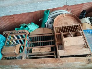 Vecchie gabbie per uccelli in legno