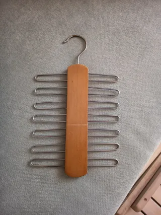 Percha para corbatas de madera y metal