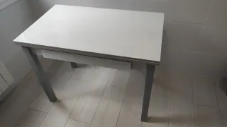 Mesa extensible cocina blanca y gris