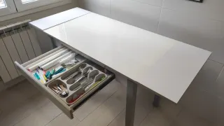 Mesa extensible cocina blanca y gris