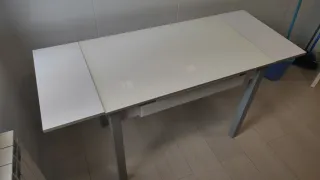 Mesa extensible cocina blanca y gris