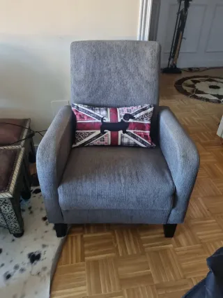 Butaca gris de tela con cojín