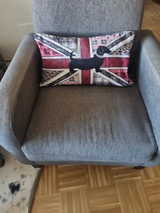 Butaca gris de tela con cojín