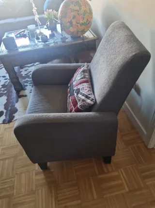 Butaca gris de tela con cojín