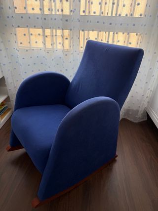 Sillón mecedora azul de tela