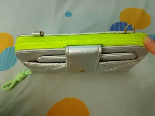 Bolso de hombro plateado y verde