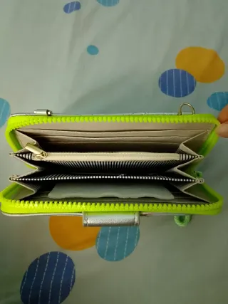 Bolso de hombro plateado y verde