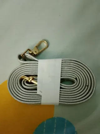 Bolso de hombro plateado y verde