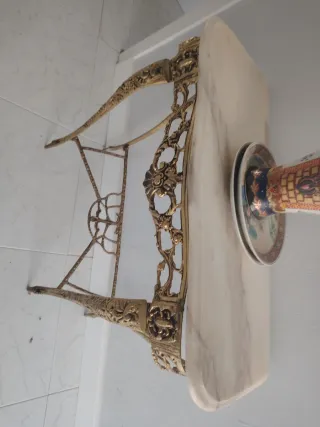 Recibidor de bronce con mármol