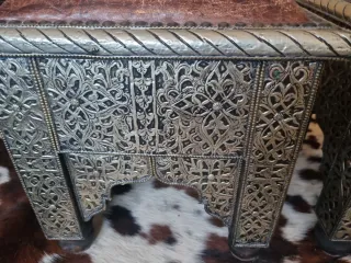 Taburetes de cuero y metal plateado