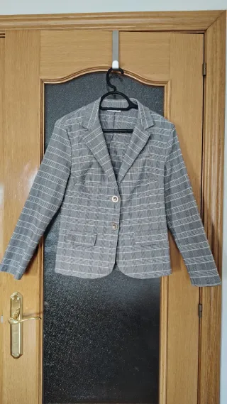 Chaqueta tipo traje de cuadros gris y blanco