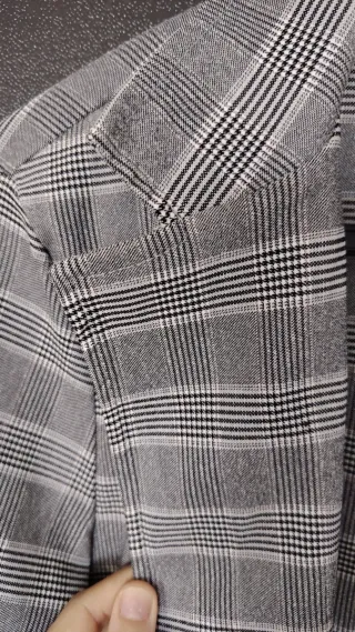 Chaqueta tipo traje de cuadros gris y blanco
