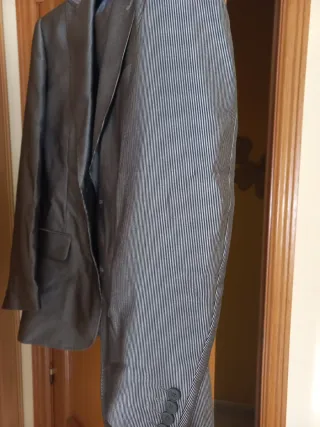 Traje gris plata