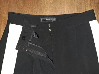 Pantalón Mango negro con raya lateral blanca