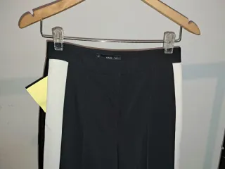 Pantalón Mango negro con raya lateral blanca