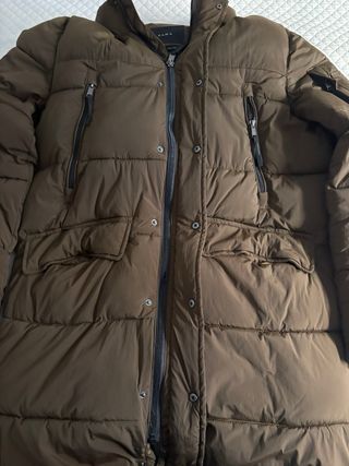 Chaqueta plumón marrón con capucha