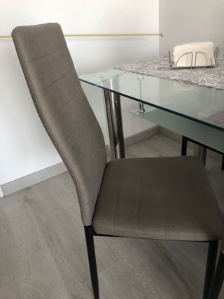Mesa de cristal y 4 sillas