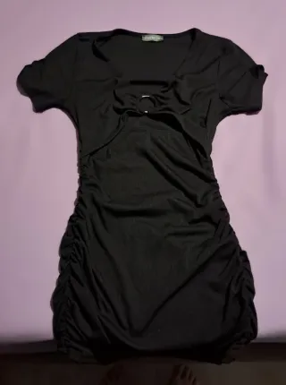 Vestido negro cut-out