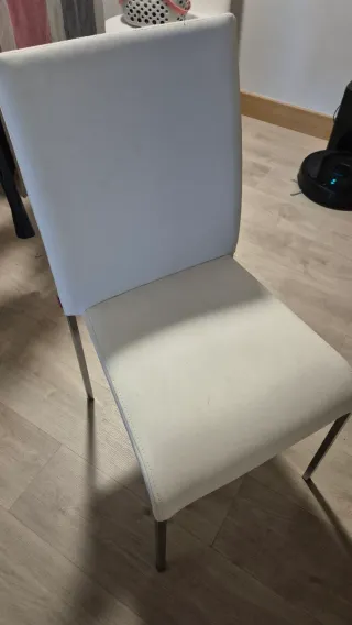 2 sillas blancas comedor