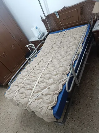 Cama geriátrica con colchón antiescaras