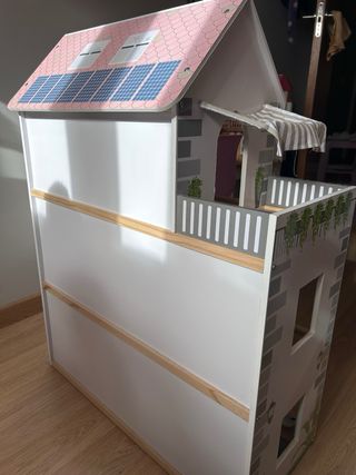 Casa de muñecas de madera.