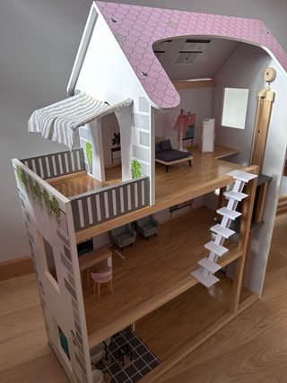 Casa de muñecas de madera.