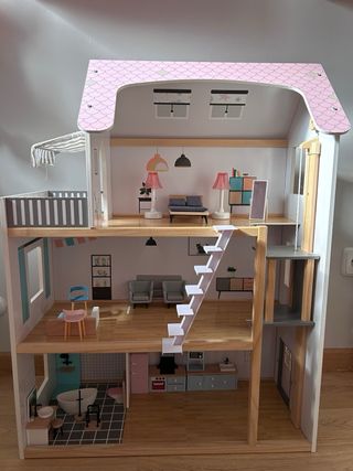 Casa de muñecas de madera.