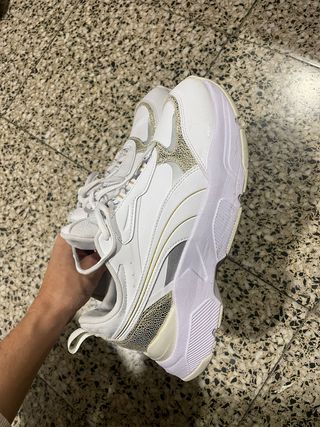 Zapatillas Puma Blancas y Doradas