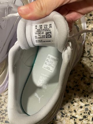 Zapatillas Puma Blancas y Doradas