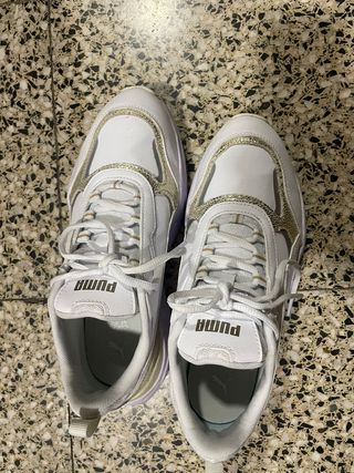 Zapatillas Puma Blancas y Doradas