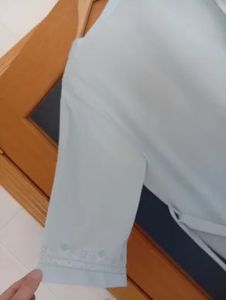 Bata azul con cinturón