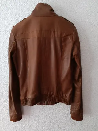 Cazadora de cuero marrón