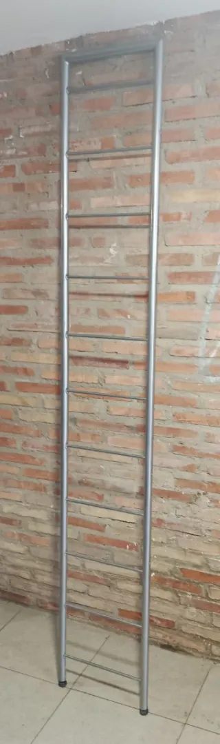 Escalera de metal plateado