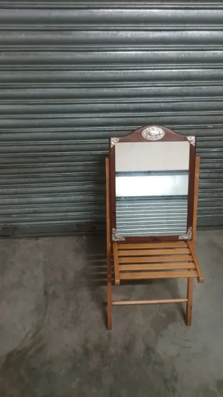 Espejo de madera con marco plateado