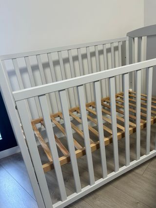 Cuna bebé blanca Trama