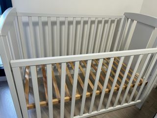 Cuna bebé blanca Trama