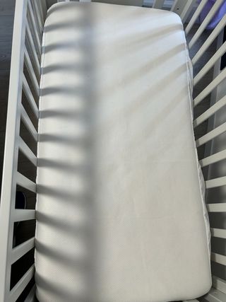 Cuna bebé blanca Trama