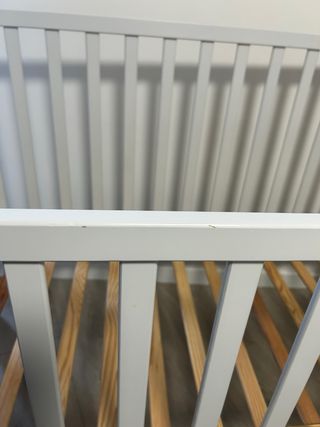 Cuna bebé blanca Trama