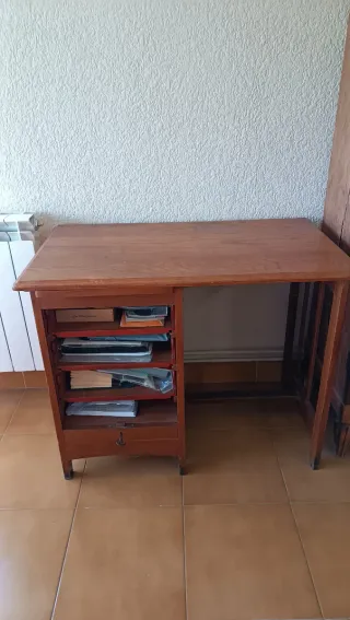 Escritorio de roble con cajónera de persiana