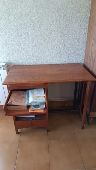 Escritorio de roble con cajónera de persiana