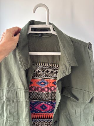 Chaqueta Zara TRF verde con forro estampado