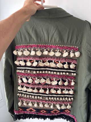 Chaqueta Zara TRF verde con forro estampado