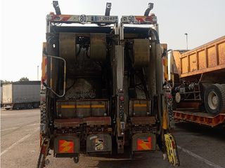 RENAULT D26 CON CAJA RECOGIDA DE BASURA