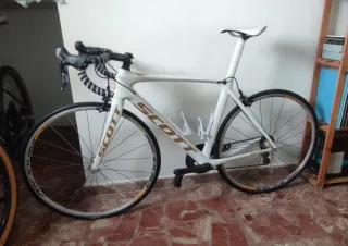 Bicicleta de carretera Scott foil blanca
