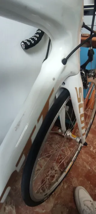 Bicicleta de carretera Scott foil blanca