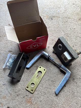 Cerradura CVL con manillas y placa